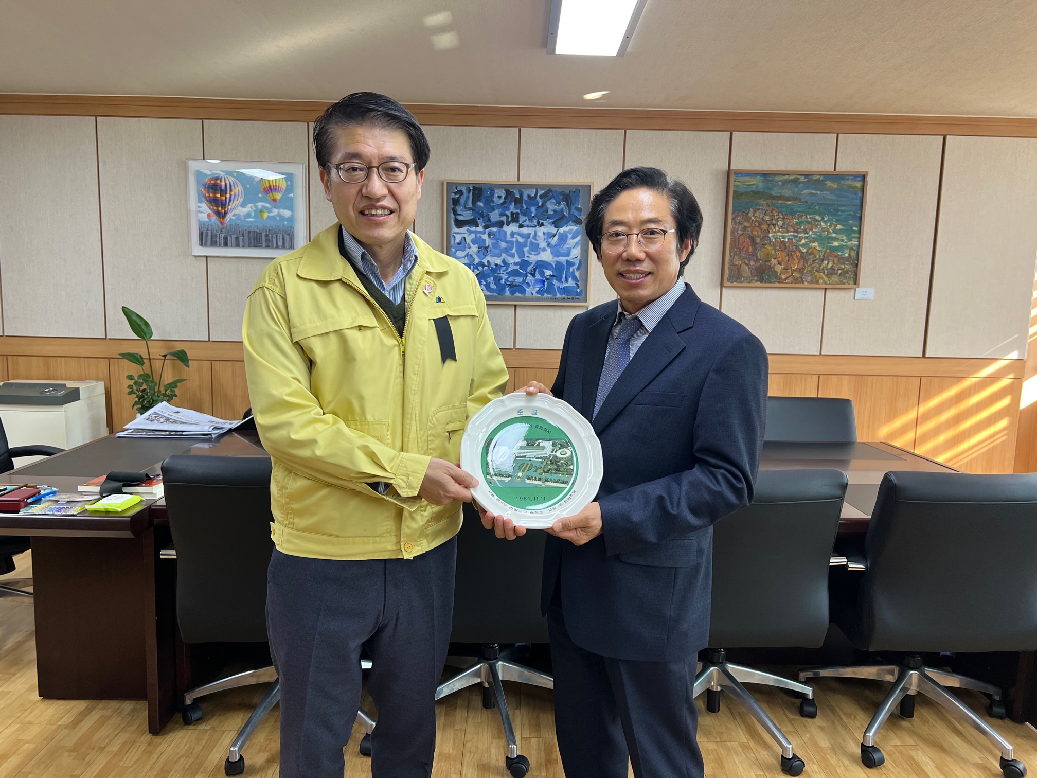안산시산업역사박물관, 박창화(주)에이치텍건축사사무소 부회장 으로부터 반월지구출장소 청사 준공기념 유물 기증의사 전달받아